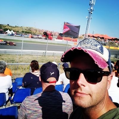 Tekstschrijver bij Heavy Mettaal en @ermagewo, gitarist, vinyldraaier, ED-redacteur, eenmalig marathonuitloper en tweevoudig bijensteekoverlever.