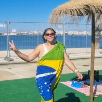 Direita conservadora, cristã, esposa, mãe, vó, tia, e amiga, grata a Deus por tudo que tenho e que sou, conhecendo a verdade que é Jesus, que me libertou.