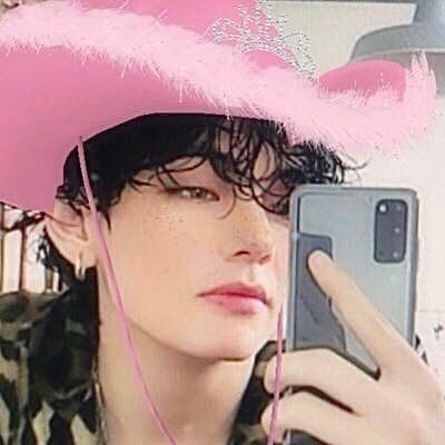 |22|ARMY| 💜
Rysuje, pisze, oglądam anime, k-pop, gram w genshina, traktuje kwiaty jak swoje dzieci.