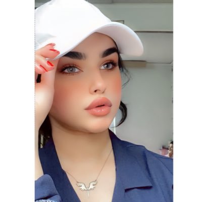 بمفردي ، بلا كتفٍ ثالث أنا ضَعفي وقوّتي ، أنا ثباتي وانهياري ، لا أحدَ هُنا غيري .