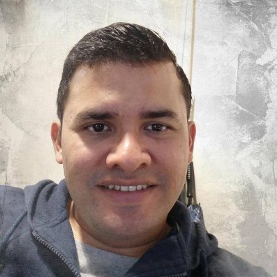 Administro servidores, escribo código y exploro vulnerabilidades. Me gusta leer ideas que sumen conocimiento, sin importar el ámbito.
