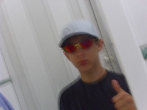 to sempre sorrindo e bricando , pra quem me nega a voz ou me ignora so lamento to poco me lixando me critica sua inveja aumenta meu ibope :D