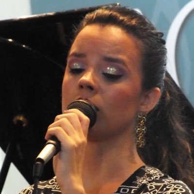 🎤 Cantora e Compositora de MPB 🎶 Sobre viver e CONviver | Entre no meu grupo do wpp para ter experiências exclusivas, link no perfil 👇🏻
