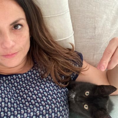 Consecuente, mamá de Laura ,diseñadora Industrial, penquista, soñadora , azul de corazón, amante de los perros. Mujer de izquierda sin militancia.