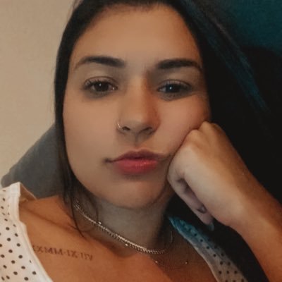 mãe, nerd, São Paulina e futura profª de Língua Portuguesa (não necessariamente nessa ordem).