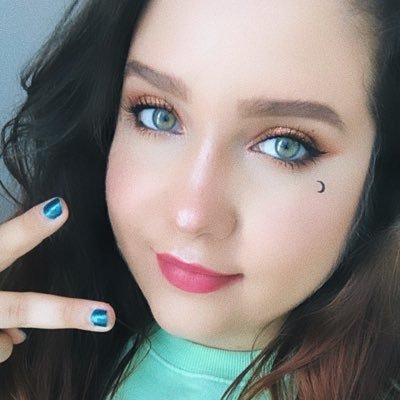 arielenchantedd's profile picture. drink all night, never sleep || ♌️ Booktuber || she/her