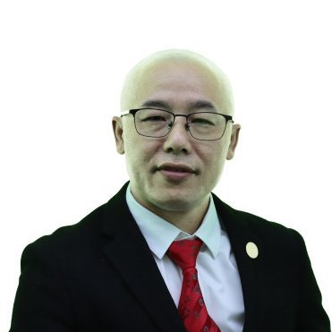 ヤラソ金融研究院高級研究員。台湾出身。台湾大学財務金融専門卒業。
20年以上国際金融市場に進出した経験を持つ者。主に日本と欧米市場を観察している。かつて40回連続にEIAデータについての分析が完全正確だった記録が残っていて、たくさんの金融業界の初心者を達人に成長させた。
専攻領域：原油、ビットコイン、ゴールド、FX