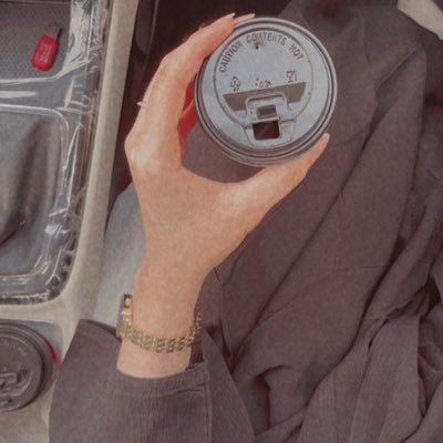 فتاةُ رقيقةُ تُحبُ الرقص.