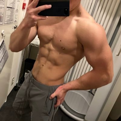 そこそこマッチョです 筋トレ好きな方仲良くしていただけると嬉しいです😃パーソナルも合トレも受け付けてます💪