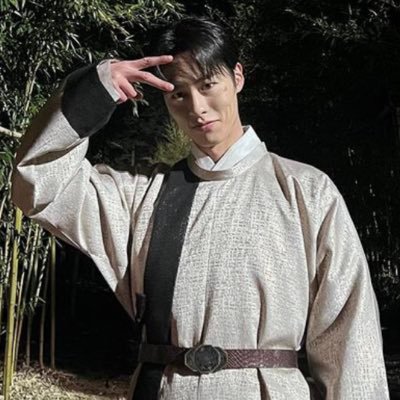 Kdrama is the only drama I need in life! Obsessed w kinnporshe She/her l17 l 🇱🇰 CW:cheer up, youth of may👀😂 Main: @mandydumdum101