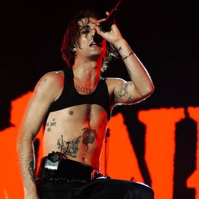 madeskin98's profile picture. 24 🌻 professional crier over torna a casa 💔 princiano supremacy ✨ leafiano 🍂 neckiano #1 stan 🛐 i held vic 🎸