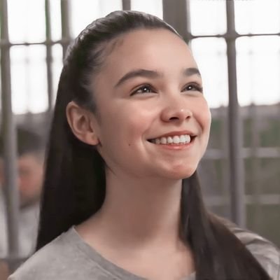 Filha de Marcela e Touro, e irmã de Henrique.Trabalhava num supermercado para sustentar minha família, e realizei o sonho de estudar numa escola. #SeNosDeixam