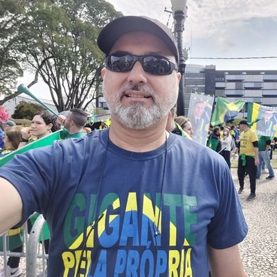 Empresário no ramo de Telecomunicações, Conservador de direita!   Família, Pátria e liberdade é o que defendo.