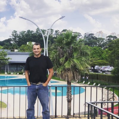 Profissional atuante no segmento de blindagem automotiva casado com Lu e pai orgulho do JP e Juju. Feliz com a família e amigos.