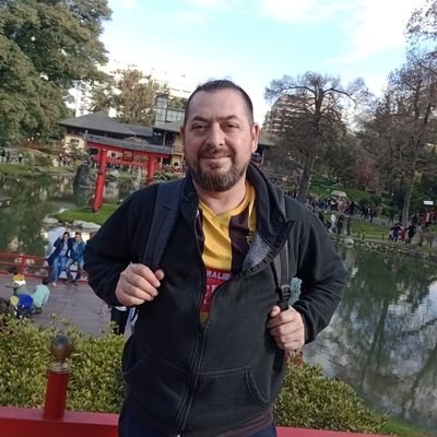 Yo sé que no puedo darte algo más que un par de promesas,no. Tiks de la revolución. Implacable rock and roll y un par de sienes ardientes que son todo el tesoro