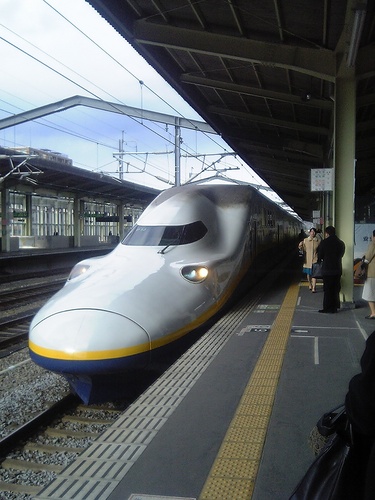 平成22年4月から医学教育専任の職に就いています。臨床面での専門は心身医学と呼吸器・アレルギー学です。6年間の医学教育をどのように効果的に構築することが望ましいのか、悩める日々を送っています。