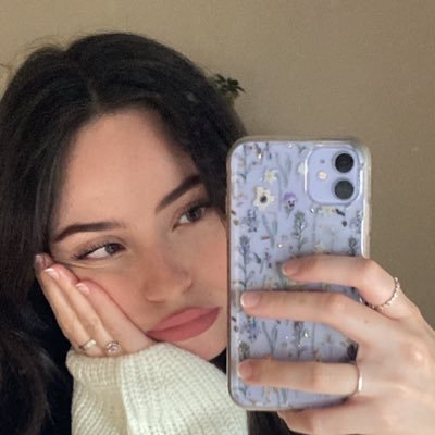 CurrentlyJoana's profile picture. first of all, ew. second of all, ew.