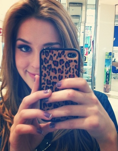 @SophiaAbrahao A princesa que mora fora do Castelo, Oficializado pela #Twitcam 4.08.11
Amigos : @szFcLuAr , @sophiaMyReason_
Madrinha : @Chay_s2_Sophia