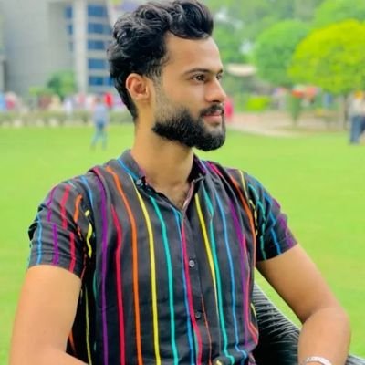 نبھانے والے ہئ تو نہیں ملتے 
چاہنے والے تو ھر موڈ پر کھڑے ہیں