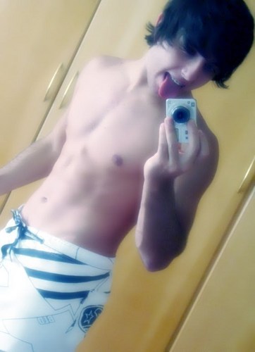 Tenho 18 anos,SIGNO:VIRGEM,nao sou ciumento...sou mt legal e engraçado ..amo Deus meu amigos e minha familia.▬ - ▪. ‣ Λpαixợπαđα (♥)