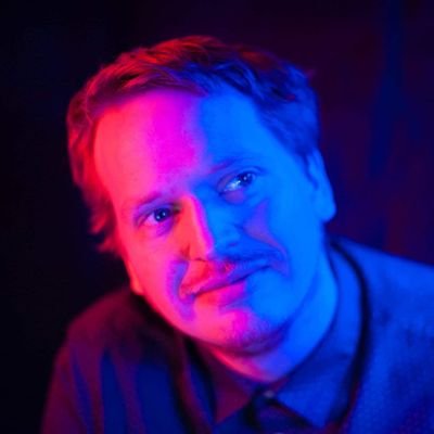 He/him. Lektor i biologi, stand up på lavt nivå og fermenterterings-entusiast