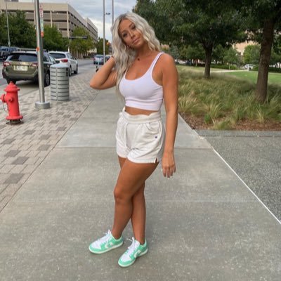 neelyelizabeth9's profile picture. 