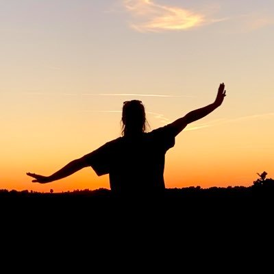 rimahrvl's profile picture. 🌸🌧️🌜🪴☀️🌊🍟🍷🌍🌱