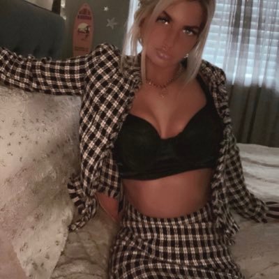 lauraweakleyy's profile picture. An apple is a wonderful thing-until you’ve tried a peach. 🍑