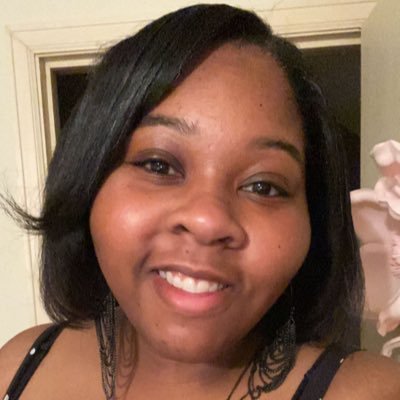 ChicChemist's profile picture. #myASUAlumna 🐝🎓 #11Six ❤️✝️ #ChicChemist 👠🧪 #WaldenAlumna