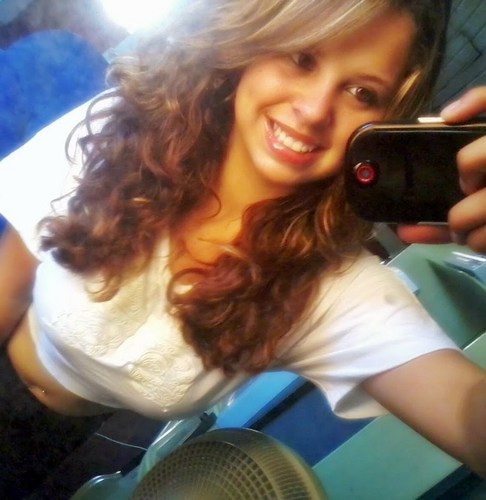 sou gaúcha,colorada,aquariana,cor preferia é o preto,adoro musicas ele tronicas,amo chocolate e adoro sair.
orkut;danda.mendes2@gmail.com