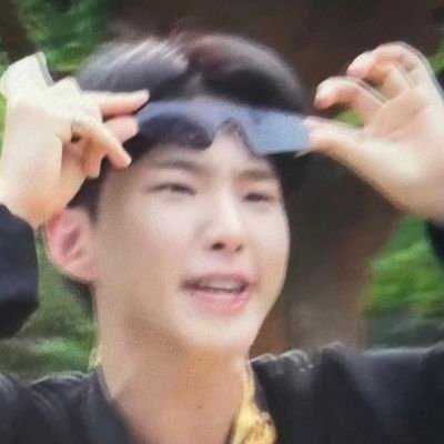 Her grubu stanlarım fakat koyu Carat, Army, Blink, Ahgase ve Atiny'im.
