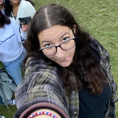 mebeforeyouu01's profile picture. she/her