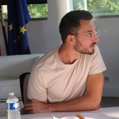 Prof - Élu aux affaires scolaires de la @ville_carrieres - 🚴♂️ - @edbarbade.bsky.social