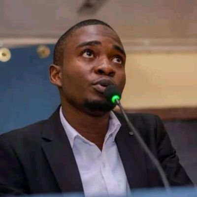 Économiste de formation à l'université de Kinshasa , ancien président du Cercle des étudiants en économie monétaire (CERMON) de l'université de Kinshasa.