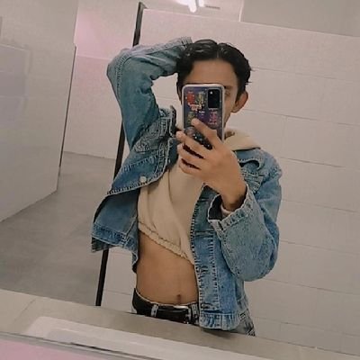 A veces la vida nos cruza con personas pasajeras, dime por favor que no eres una de ellas, porque dejaría mi camino para, acompañarte en el tuyo.🥀