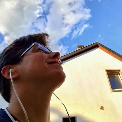 Ich hinterfragen und möchte Dinge ergründen um mir meine eigene Meinung zu bilden. Ich finde es wichtig das die Regierung nicht zensieren darf.