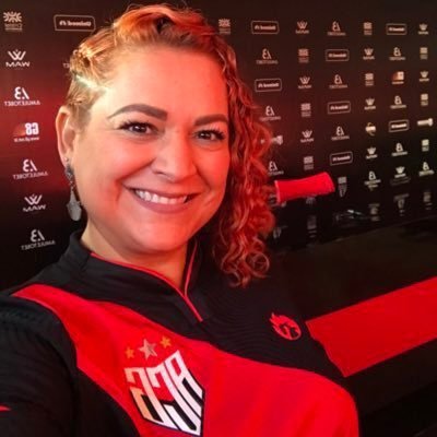 Sou mãe, fotógrafa, musicista e torcedora do Dragão, o maior do Centro Oeste! Tudo ao mesmo tempo mas não necessariamente nessa ordem! Movida por uma só paixão