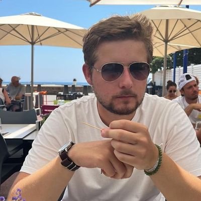 L'infirmier est un soignant, tandis que le médecin est un traitant.