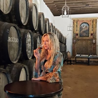 Sommelier, enamorada del vino y sus bodegas. Intentando mostrar lo mejor de cada bodega en mi Blog De Bodegas con la Bruja Viri http://debodegasconlabrujaviri.