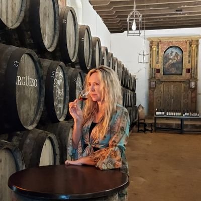 Sommelier, enamorada del vino y sus bodegas. Intentando mostrar lo mejor de cada bodega en mi Blog De Bodegas con la Bruja Viri  http://debodegasconlabrujaviri.