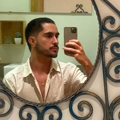 He/Him. Rafael Santos, 26, Porto. Médico, mas a que custo?