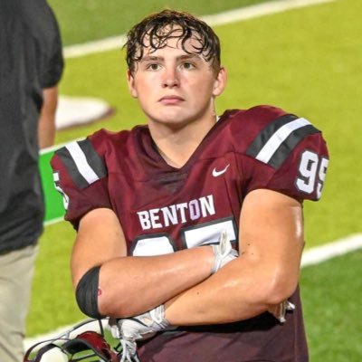 #95 10/04/2005 c/o 2024; 5’9, 220lbs; DE; Junior @ Benton High school, Arkansas, 3.9 GPA; 265lb Bench, 430lb Squat, 5.040, 4.5ProAg
