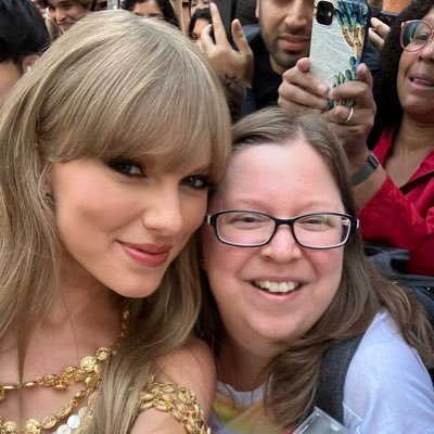 YouTuber, Swifty, Singer, Reborn Artist, Doll Collector, BSB Fan. I met Taylor Swift at TIFF 2022 😭