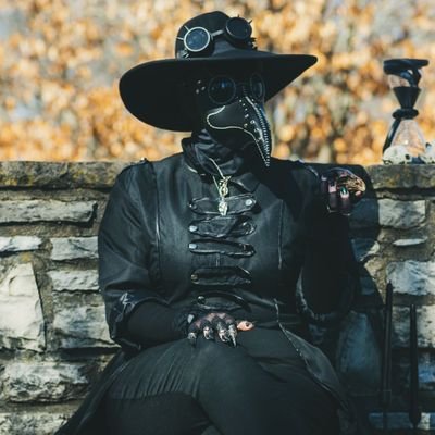 Lvl 33 Plague Doctor Cosplay  welcome to my random ramblings and many retweets•  Pfp courtesy of  Richie Kemper (IG:RFK300)•