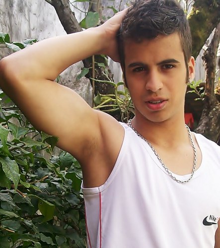 Peço bastante saude para meus inimigos para que eles aplaudam meu sucesso de pé.