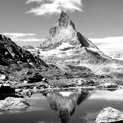 Attachée a ses montagnes et au temps présent.
Aimant beaucoup l'adage : Force et honneur a tous !