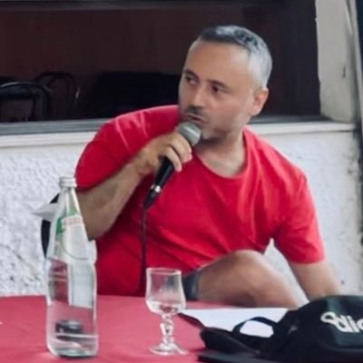 Romano, romanista, si interessa da sempre di politica e filosofia, ma si intende veramente soltanto di calcio e conviviali piaceri.