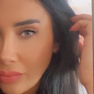 “Irklara dağılmadan Dinler bizi ayırmadan Politika bizi parçalamadan Para bizi sınıflandırmadan   önce... Hepimiz insandık”