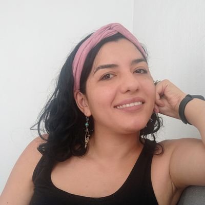 Tardé en llegar a Twitter. Les juro que no soy bot. Mi pasatiempo es componerle canciones a la michi.