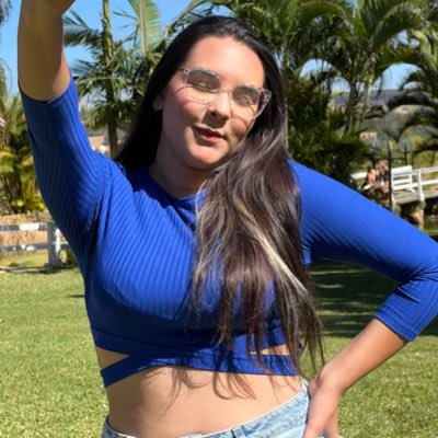 na vdd ela só veste um sorriso que não é dela 😌